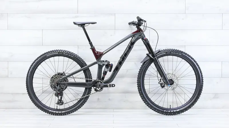 Trek Slash 9.8 Mountain Bike - 2021, Med/Large 1